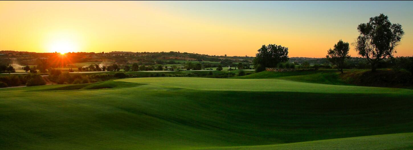 Sommeruntergang auf dem Golfplatz