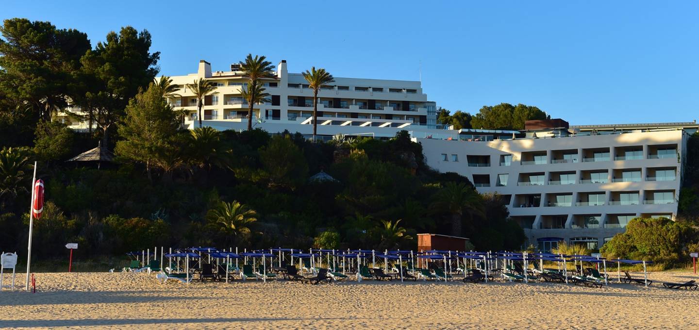 Aussenansicht Hotel und Strand