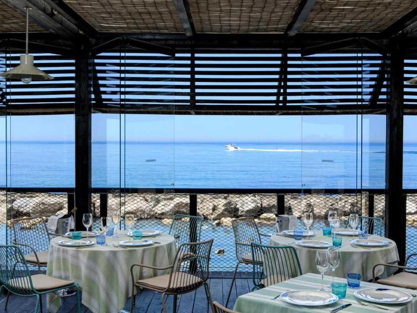 Im Verdura Resort im Restaurant mit Ausblick aufs Meer speisen.