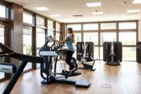 Fitnesscenter mit modernen Geräten