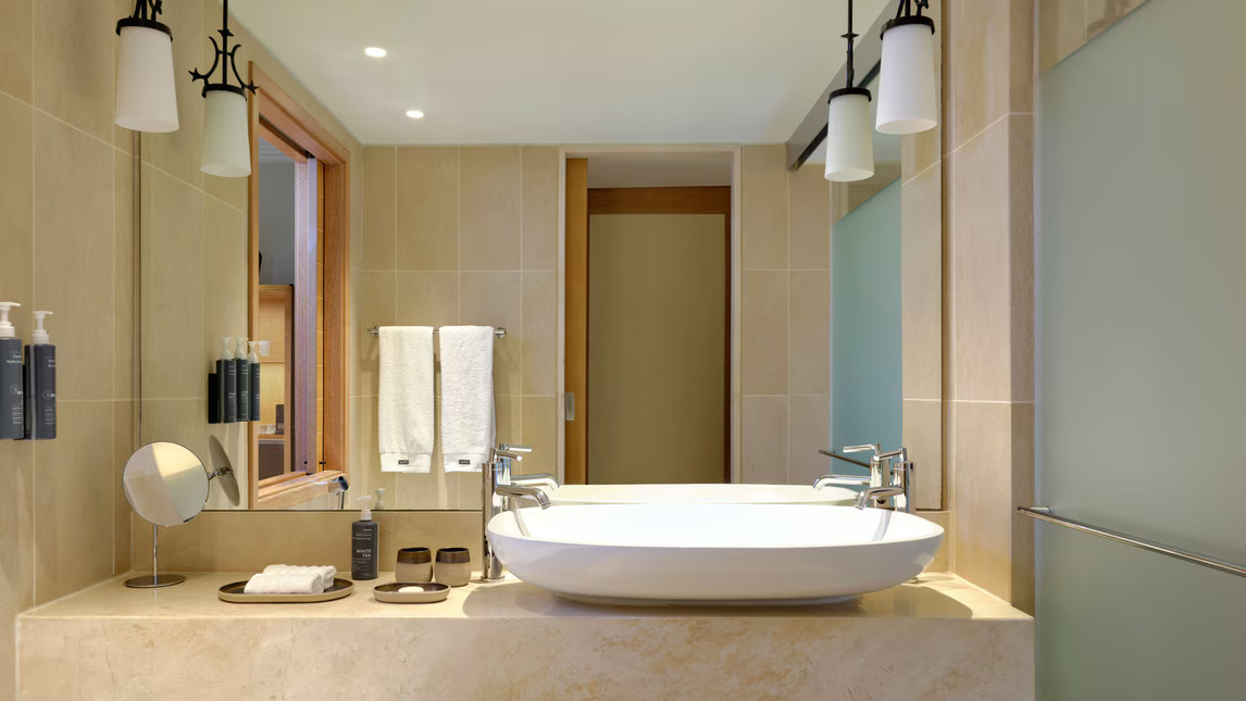 Premier Infinity Swim-Up Zimmer