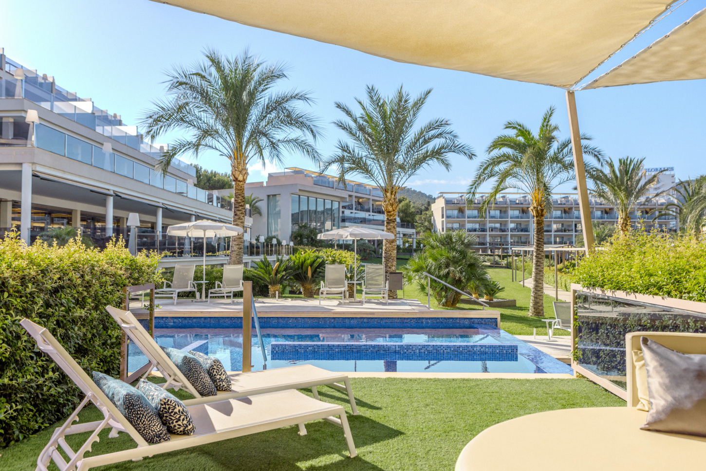 Junior Swim Up Suite