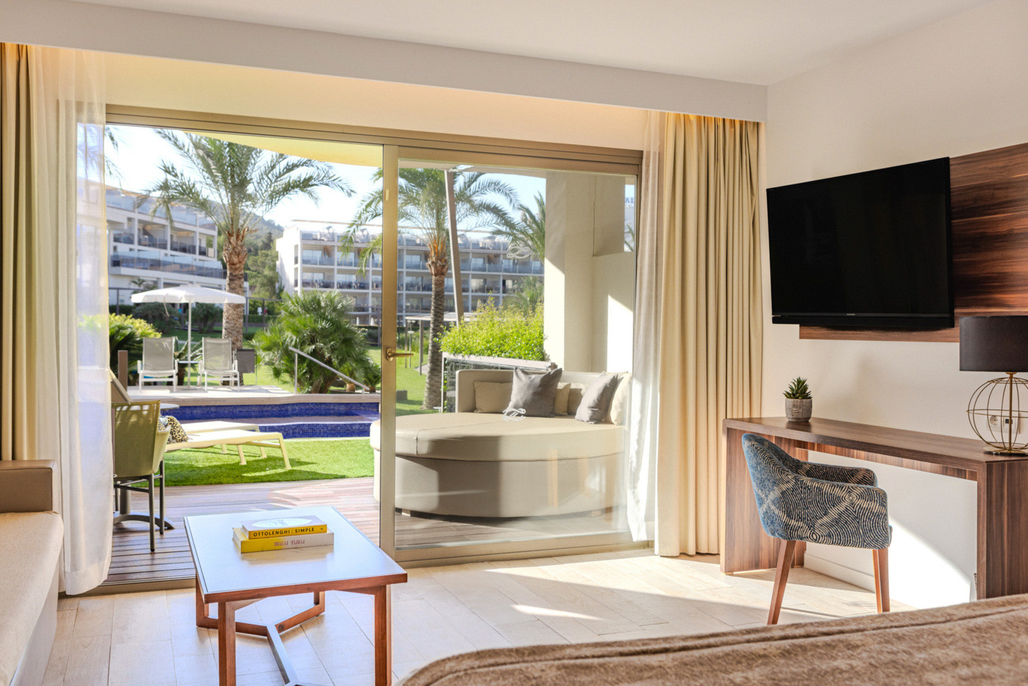 Junior Swim Up Suite