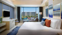 Deluxe Zimmer mit Kingsize-Bett und Poolblick