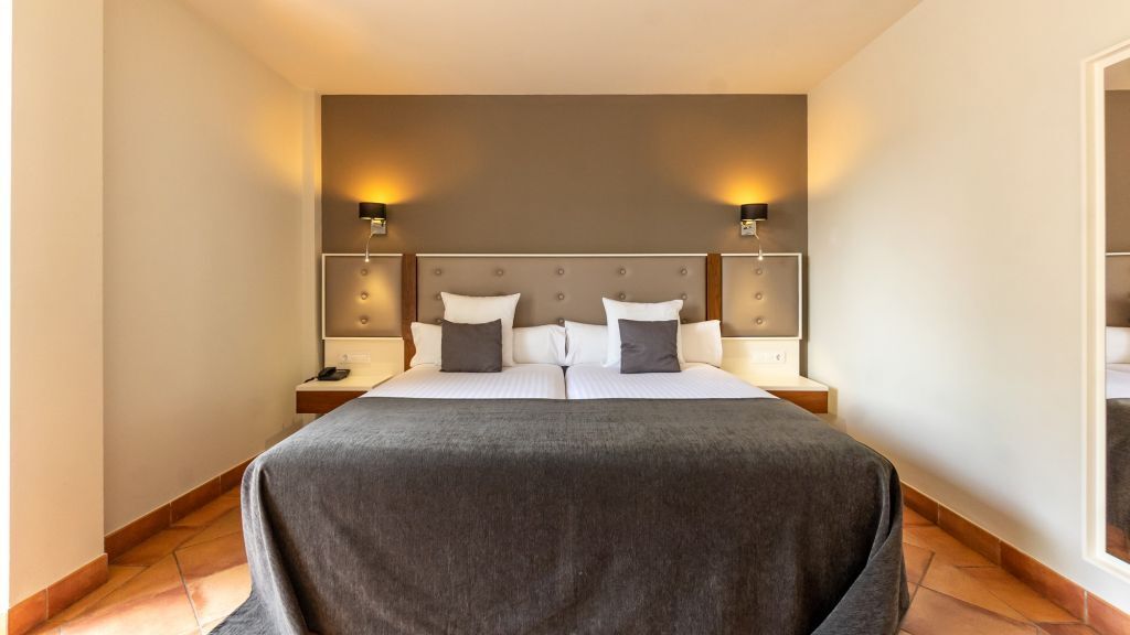 Zimmer mit Blick auf den Garten und den Golfplatz