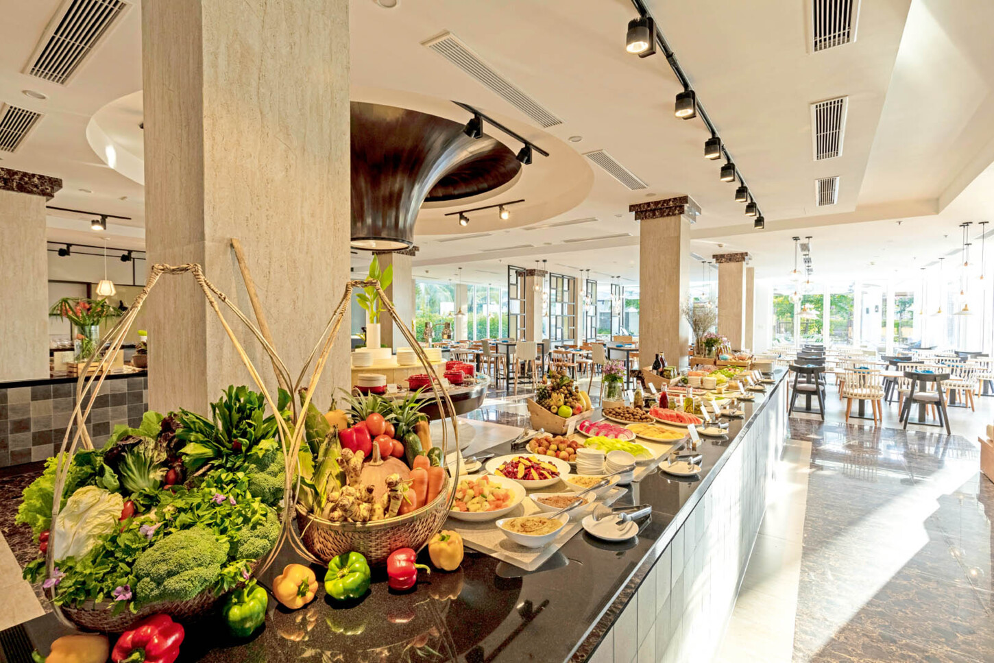 Hauptrestaurant mit Terrasse