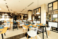 Hauptrestaurant mit Terrasse