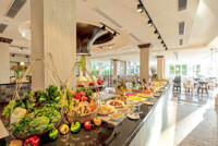 Hauptrestaurant mit Terrasse
