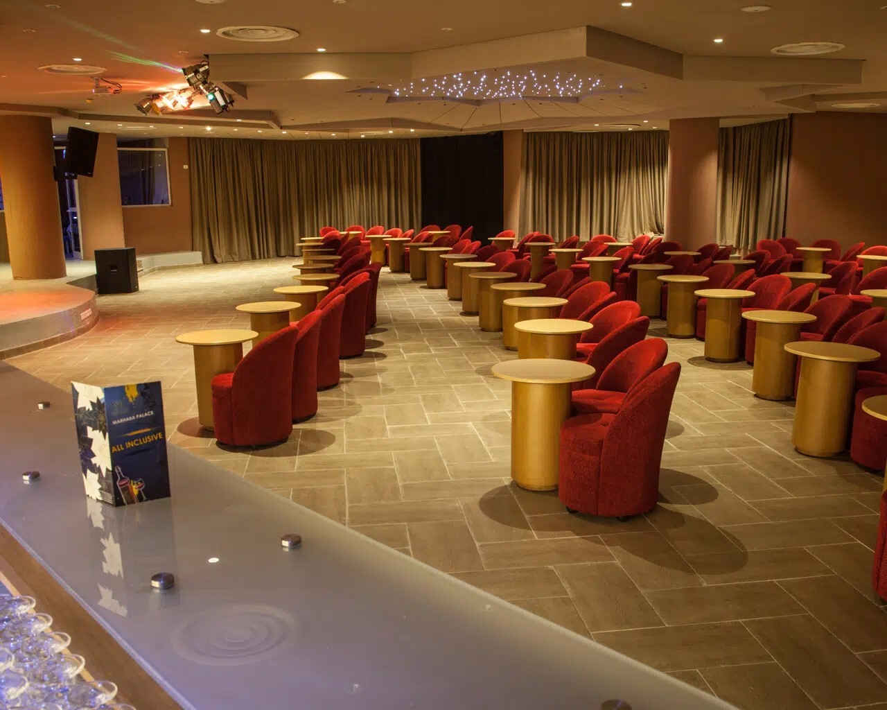 Lounge Bar mit Terrasse