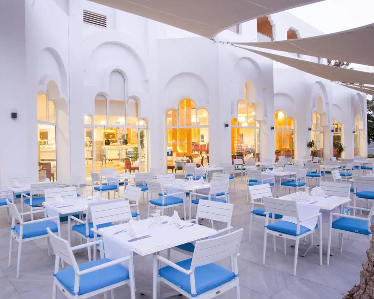 Hauptrestaurant mit Terrasse