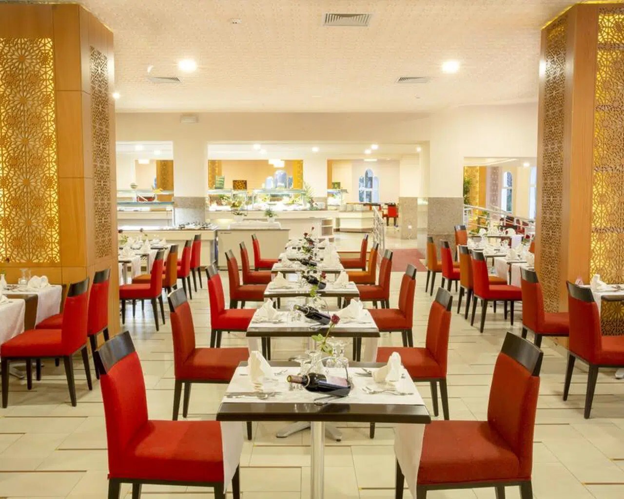 Hauptrestaurant mit Terrasse