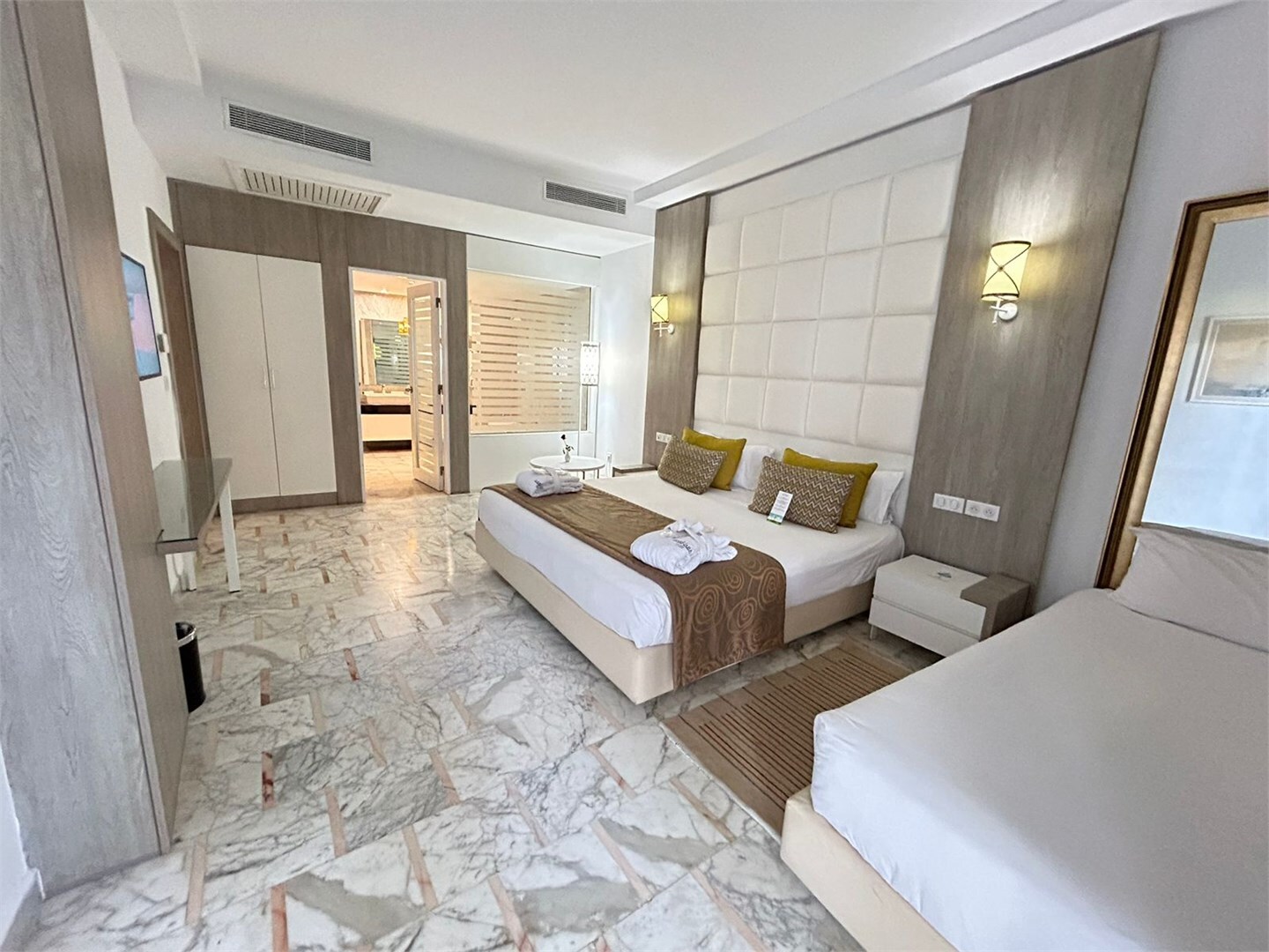 Deluxe Family Suite