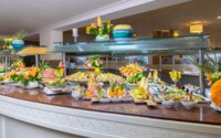 Hauptrestaurant mit Terrasse
