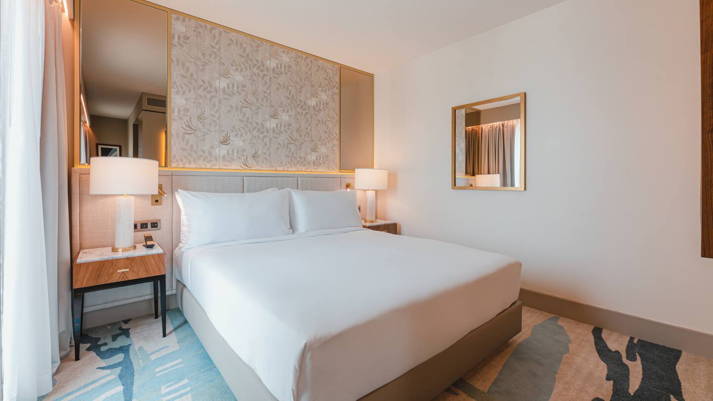 Zimmer mit Kingsize-Bett