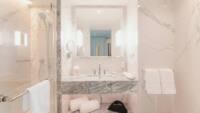 Cascais Zimmer mit Kingsize-Bett und Meerblick