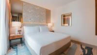Zimmer mit Kingsize-Bett