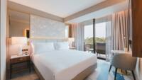 Zimmer mit Kingsize-Bett und Balkon oder Terrasse