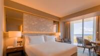 Premium Zimmer mit Kingsize-Bett und Meerblick