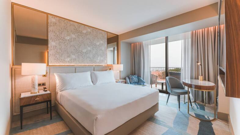 Cascais Zimmer mit Kingsize-Bett und Meerblick