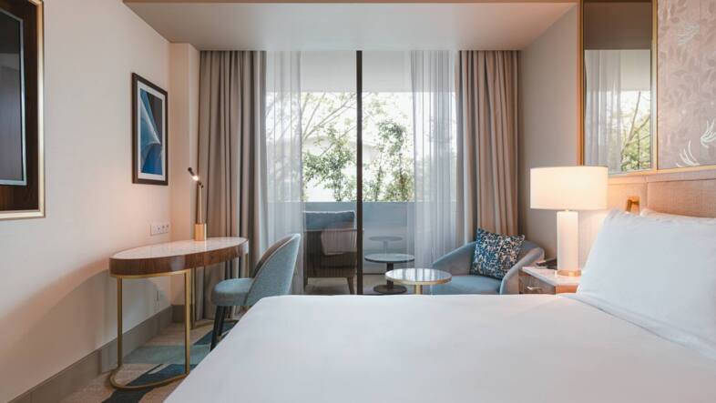 Zimmer mit Kingsize-Bett und Balkon oder Terrasse