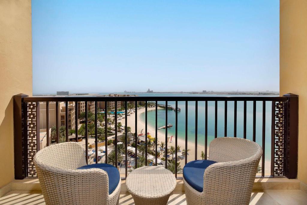 Zweibettzimmer mit Balkon und Meerblick