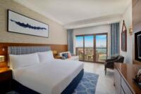 Zimmer mit Kingsize-Bett, Balkon und Meerblick