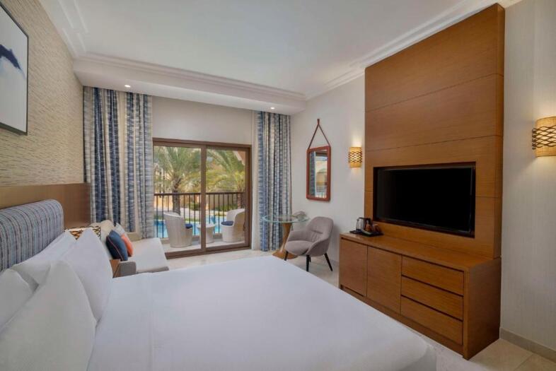 Zimmer mit Kingsize-Bett und Balkon
