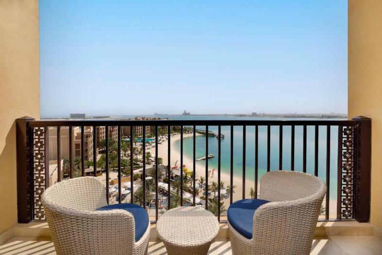 Zimmer mit Kingsize-Bett, Balkon und Meerblick