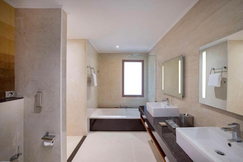 Junior Suite mit Kingsize-Bett, Balkon, Meerblick
