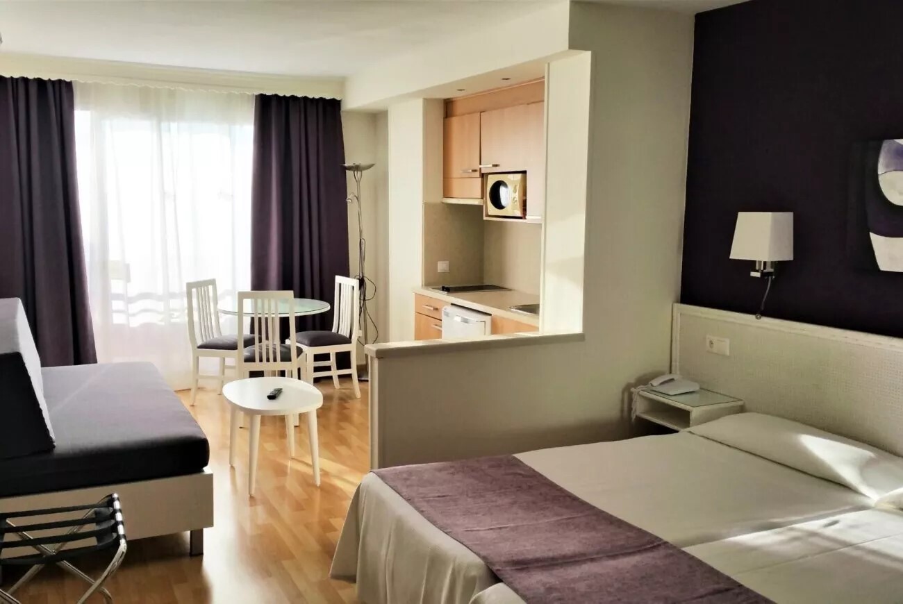 Studio mit seitlichem Meerblick