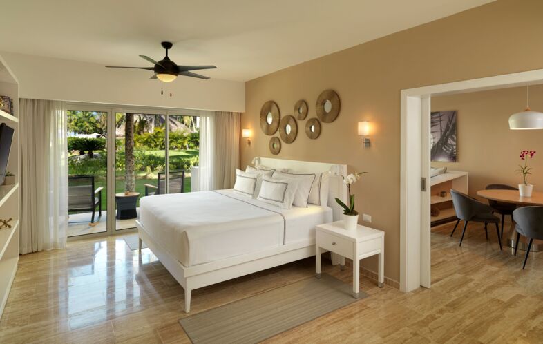 The Level Suite Tropical Palms
