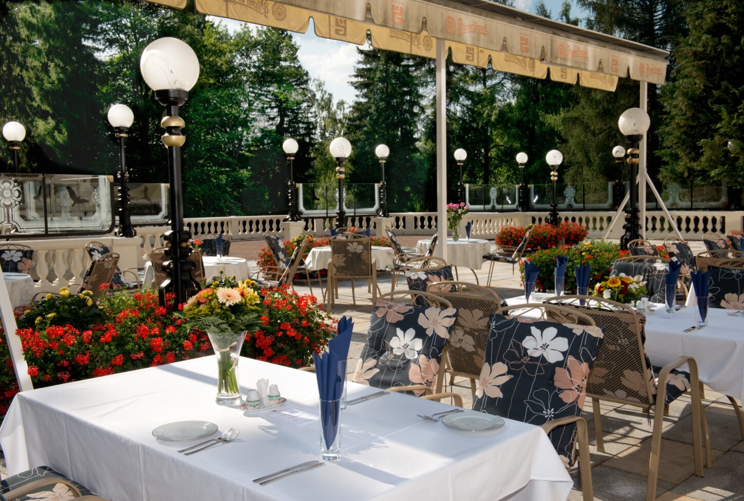 Café und Sommerterrasse
