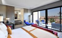 Deluxe Zimmer mit Kingsize-Bett und Gartenblick