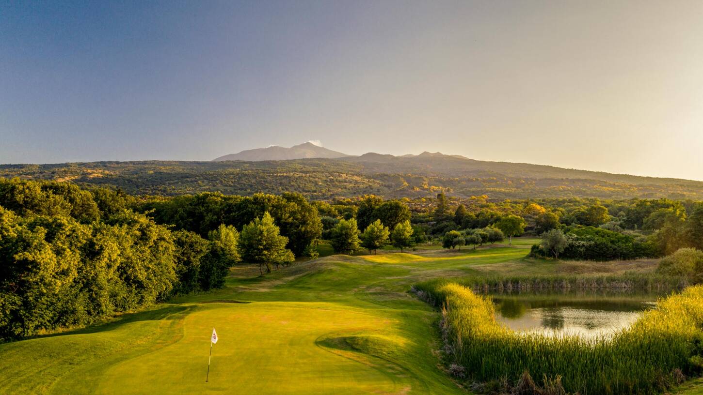 Panoramablick über Golfplatz und Umgebung