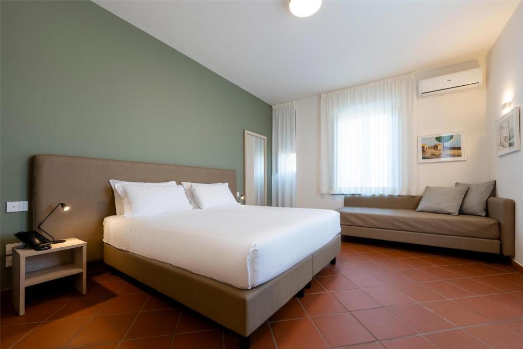 Club House Zimmer mit Sofa und Balkon