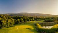 Panoramablick über Golfplatz und Umgebung