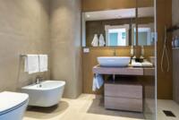 Club House Zimmer mit Sofa und Balkon