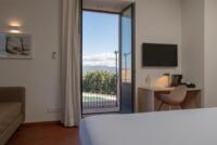 Club House Zimmer mit Sofa und Balkon
