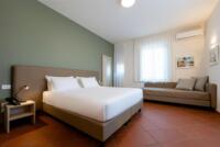 Club House Zimmer mit Sofa und Balkon