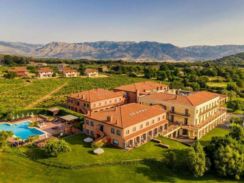 Luftaufnahme des Hotels Il Picciolo Etna Golf Resort & Spa