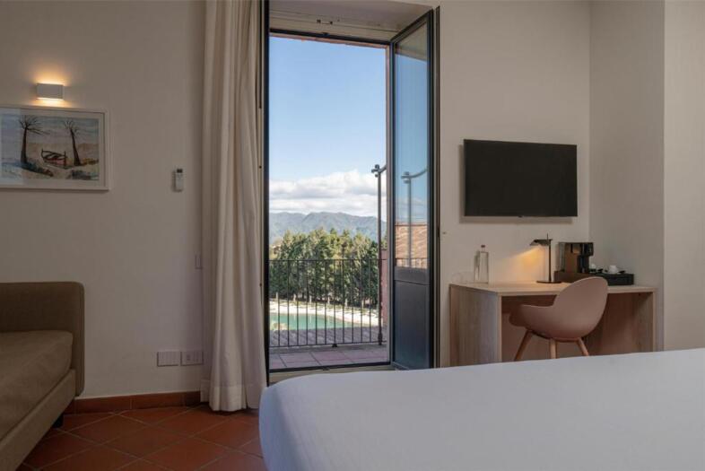 Club House Zimmer mit Sofa und Balkon