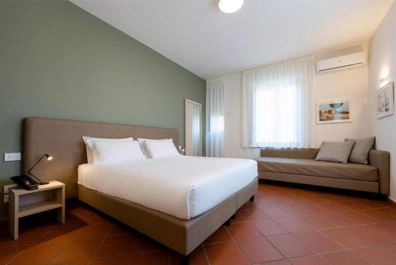Club House Zimmer mit Sofa und Balkon