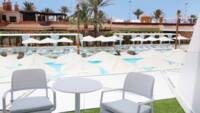 Familienzimmer mit Poolblick