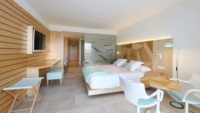 Familienzimmer mit Poolblick