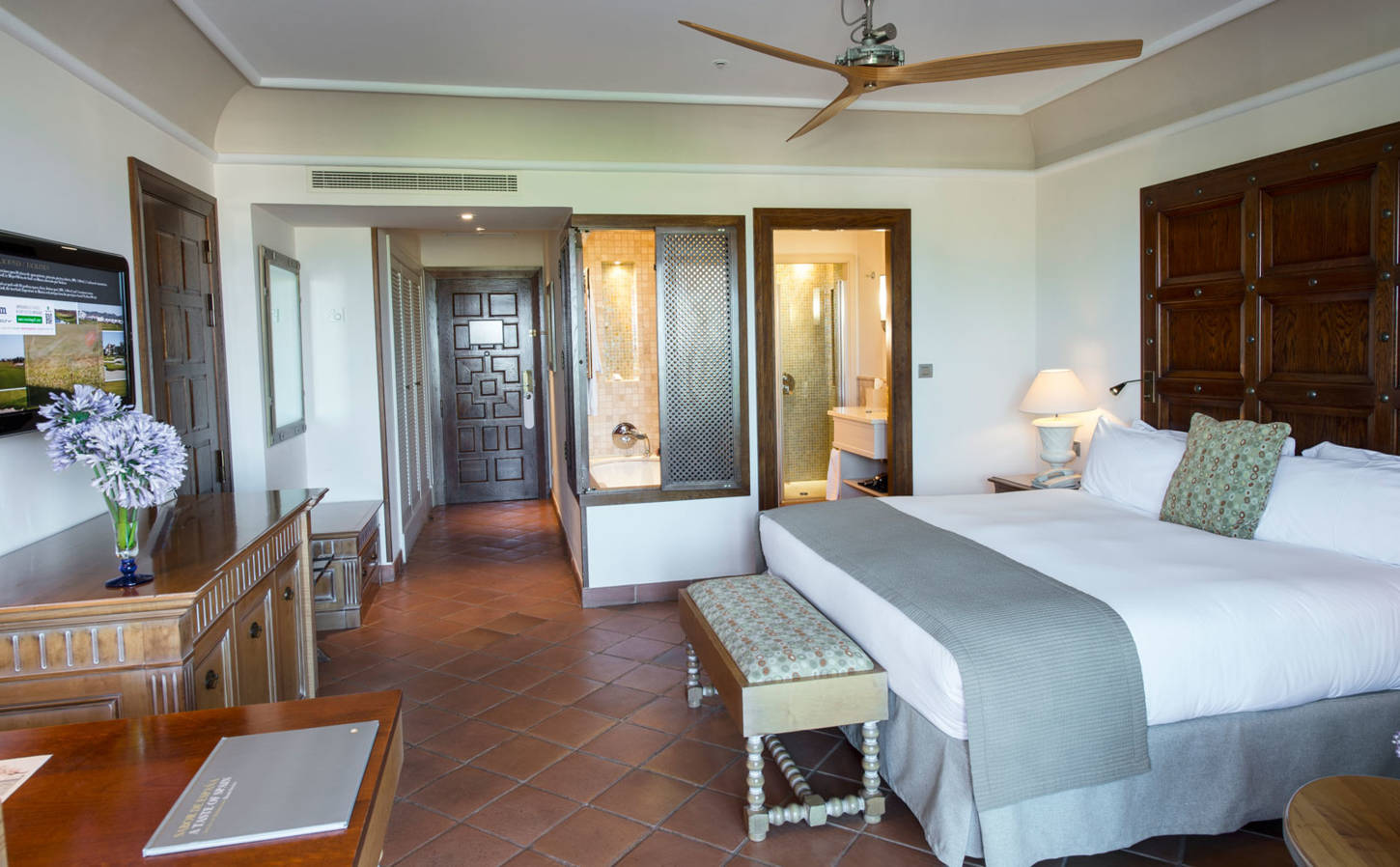 Doppelzimmer Deluxe King Size und Poolblick
