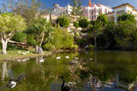 See im Garten des Hotels