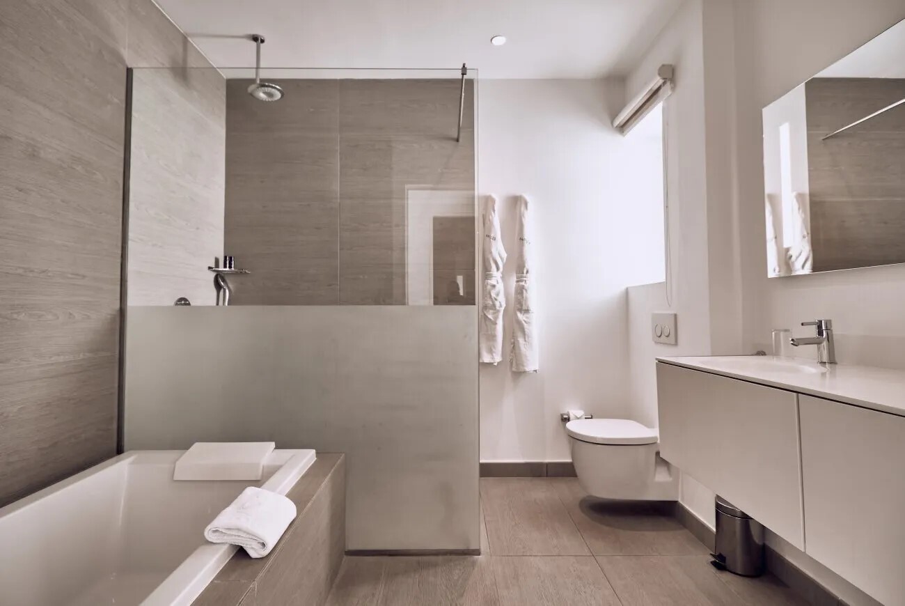 Divinity Lago Suite mit Jacuzzi und Meerblick