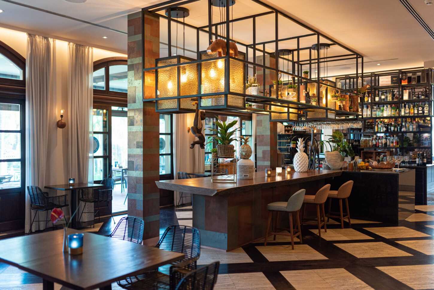 Niko's Place:  Vinothek ,Tapas-Bar, Restaurant