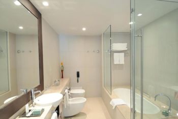 Badezimmer Deluxe Zimmer mit Meerblick