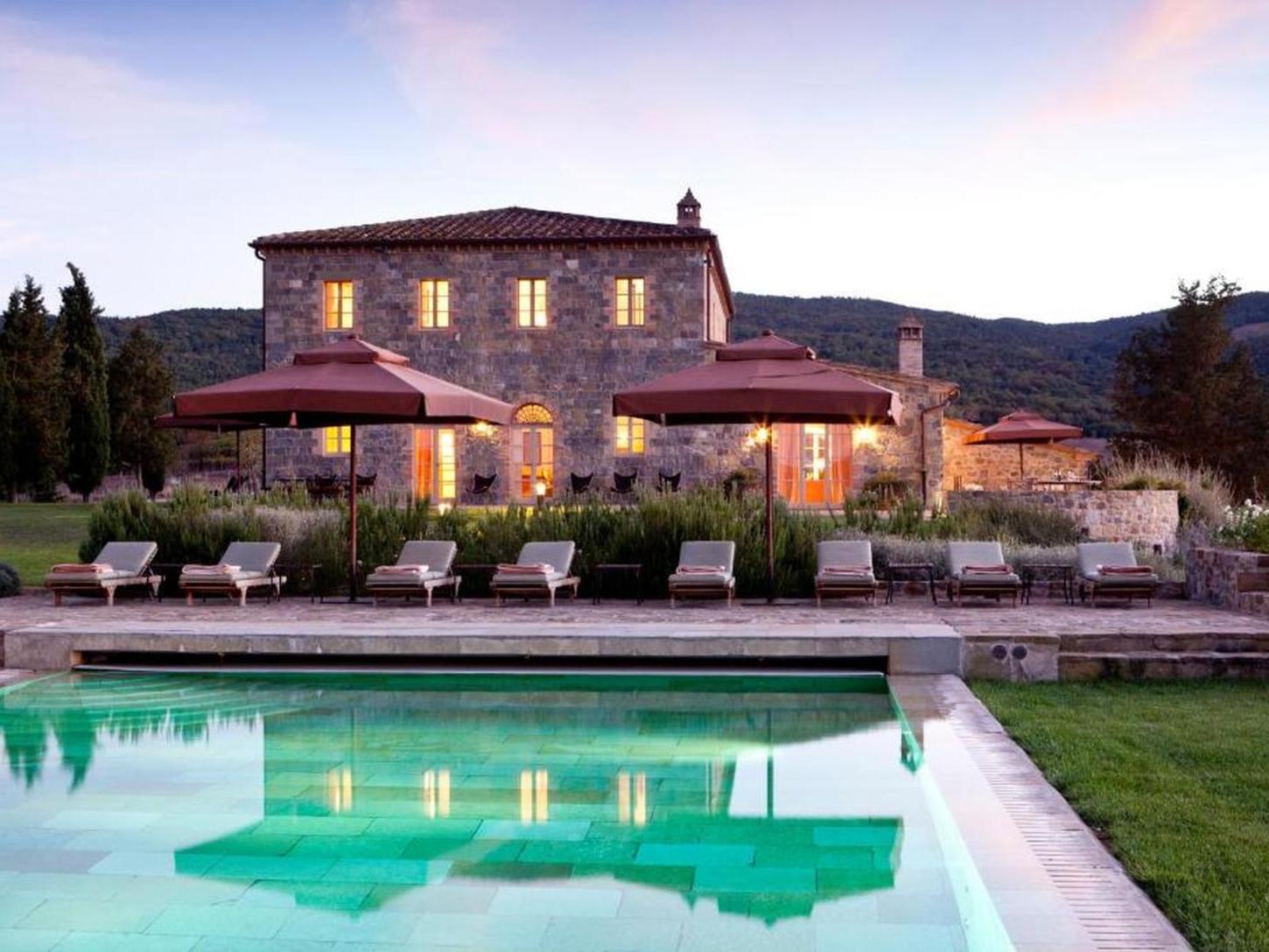 Blick auf Außenanlage und Pool der Villa Sant’Anna
